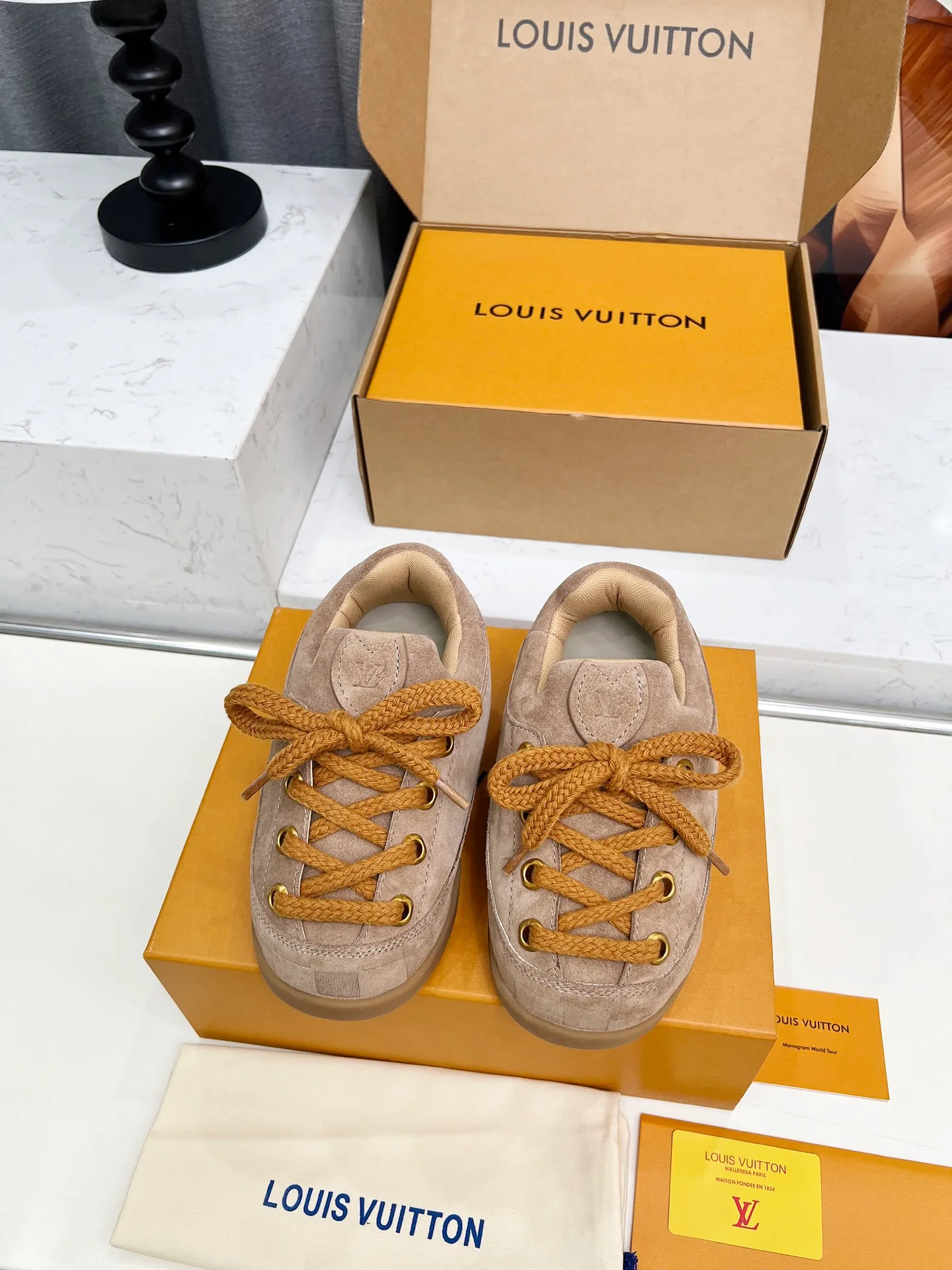 [L Family] P: 740💰 Couple model, size: women 35-41 (customized at 41 for women), 39-46 for men (customized at 45.46) The 2025 iteration of this Time Out sneaker, couple model, LV co-branded nigo, donkey brand, Louis Vuitton, ugly, cute😍Many Internet celebrities have shown off their feet, a classic and versatile item. Fabric: Imported high mercerized cow suede. Lining: high-grade elastic mesh, outsole: original molded outsole, palm print rubber outsole with hidden L letter and Monongram flower.